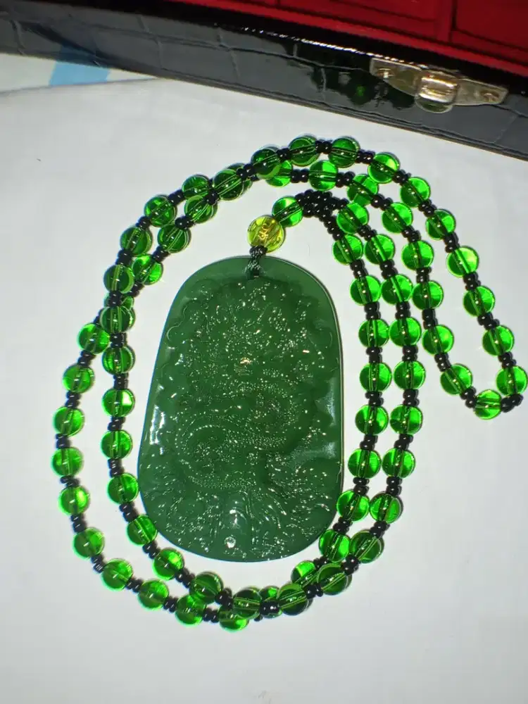 Kalung naga dan gelang giok