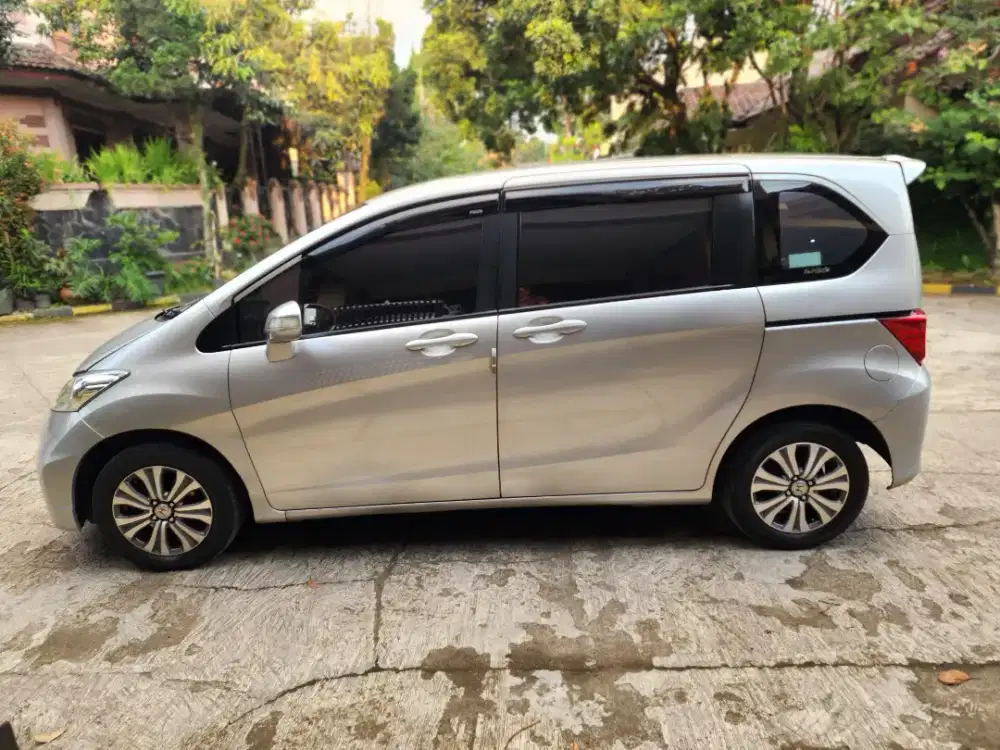 Honda Freed istimewa... Type E (Tertinggi) PSD. Sangat terawat.