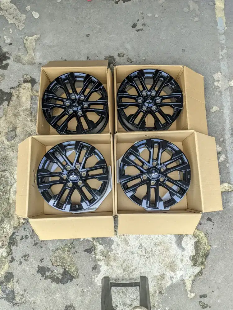 Velg OEM Pajero Dakkar black edition r18 6x139