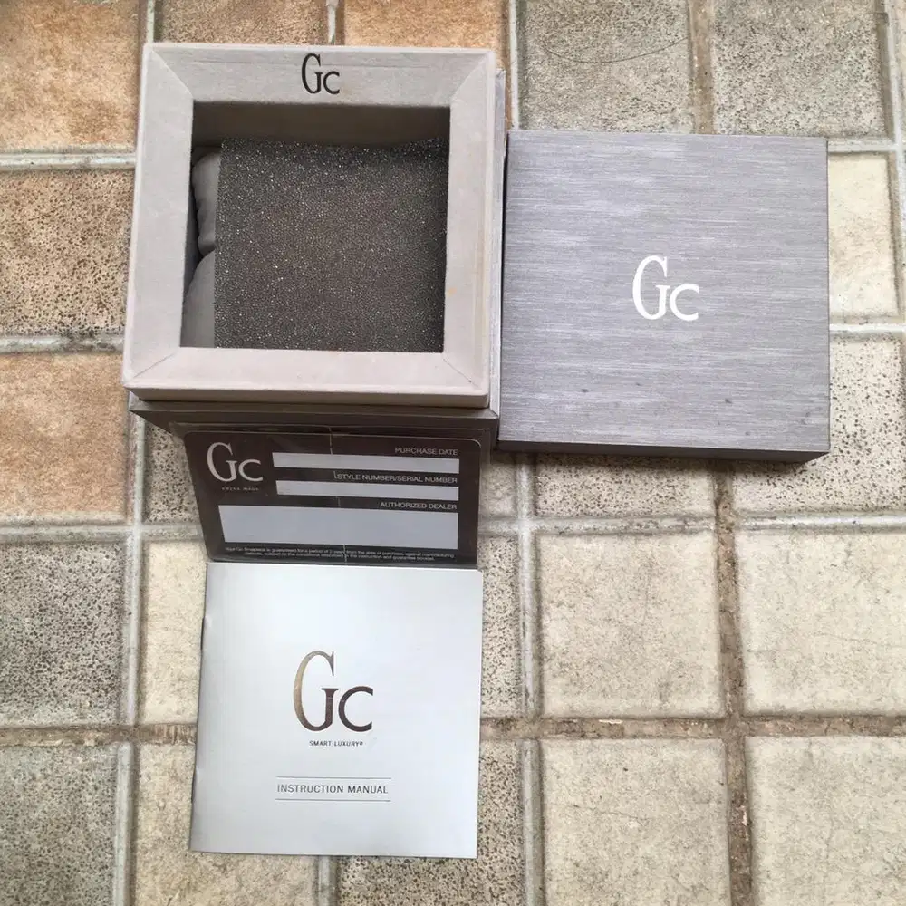 Box jam tangan Guess Collection