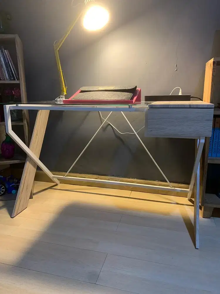 Meja Kerja Estetik Rangka Besi dan Kaca