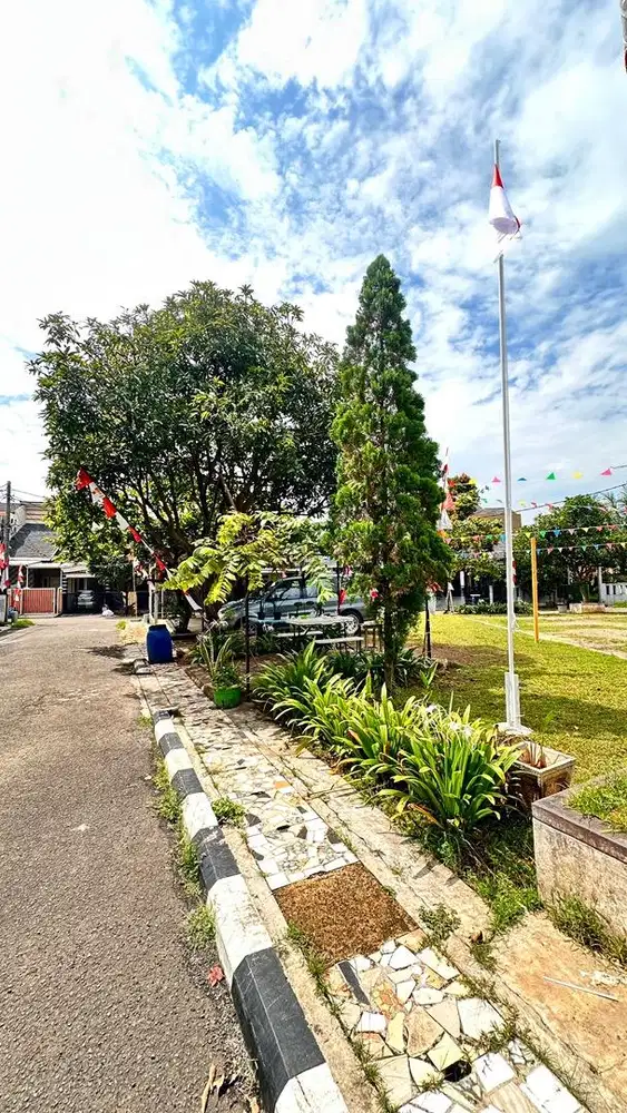 MURAH BANGET bangunan 2 lantai depan taman di VILLA RIZKI