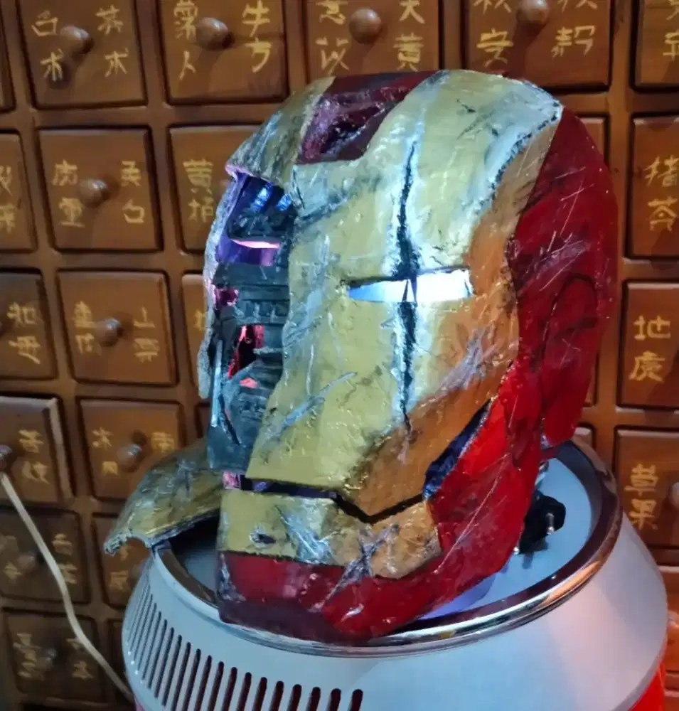 Figure iron man battle damaged helmet lampu suara vintage lawas antik