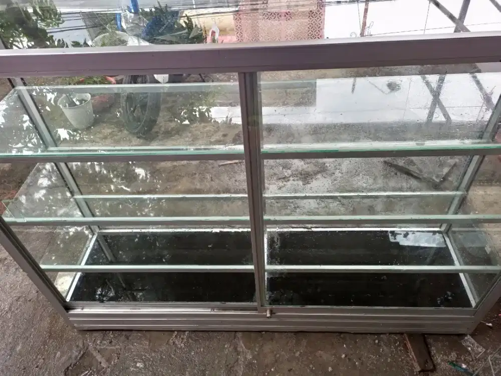 Etalase Kaca Roda dan kunci