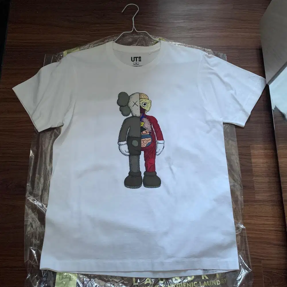 Kaos Uniqlo x Kaws Flayed Original