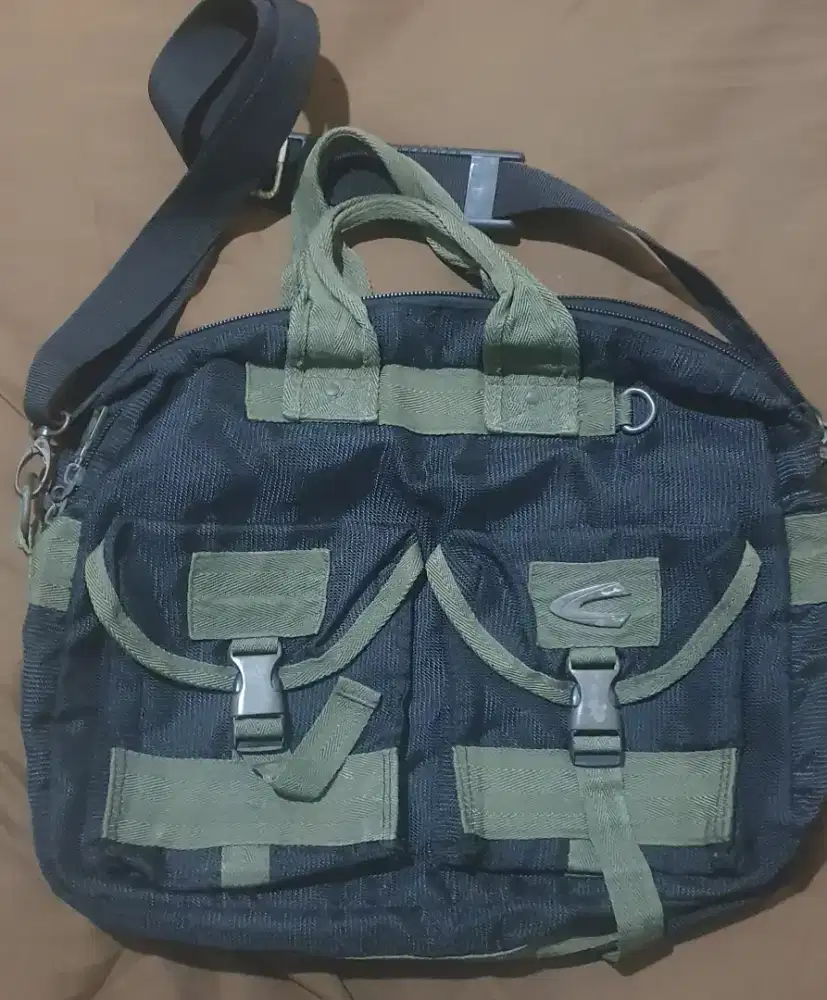 tas camel active,kondisi seperti di foto,tdk ada robek atau rusak