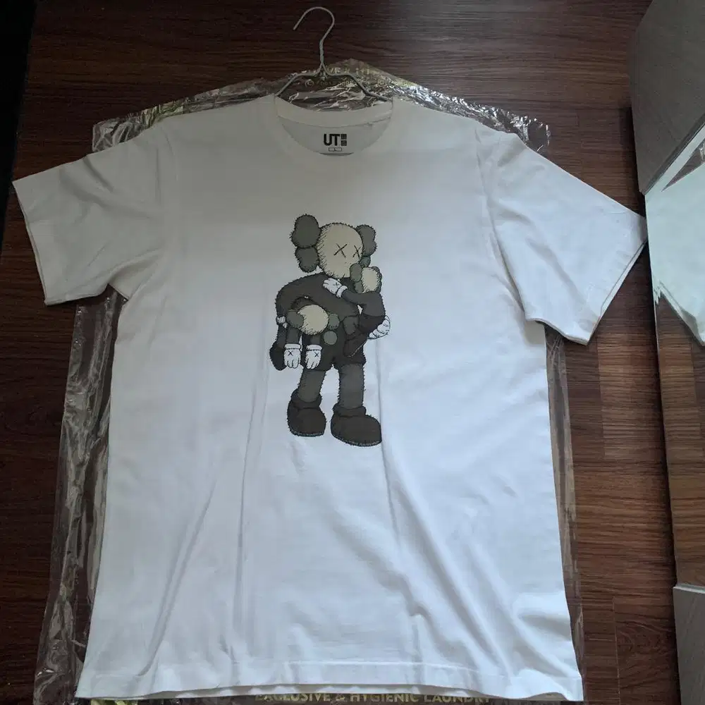 Kaos Uniqlo x Kaws Clean Slate White Original Rare