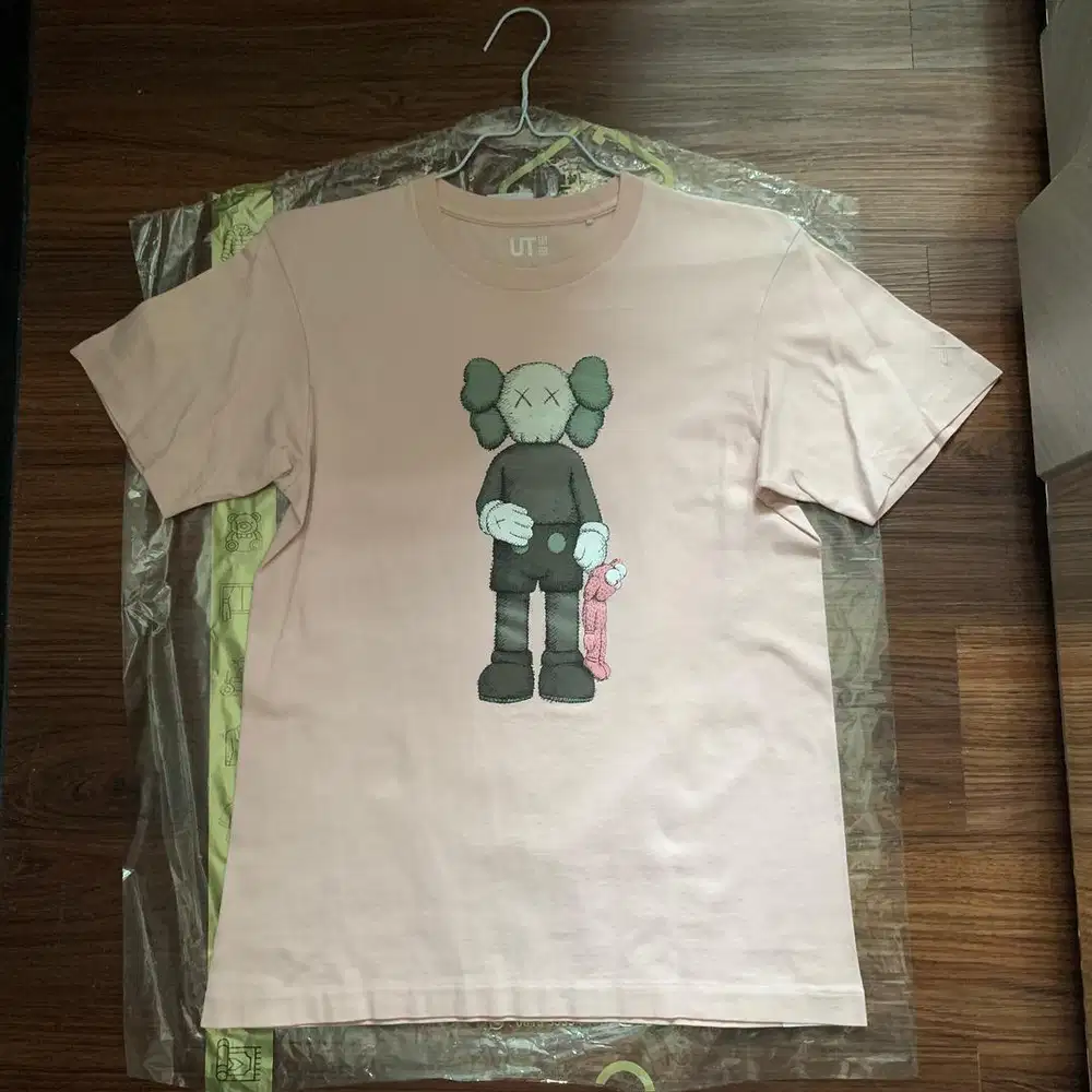Kaos Uniqlo x Kaws Companion Pink Original Rare