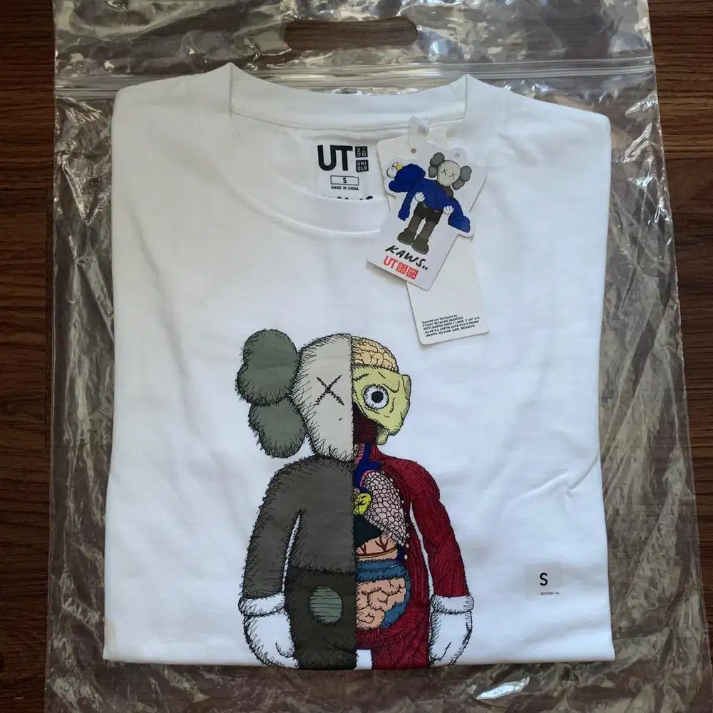 Kaos Uniqlo x Kaws Flayed Original Rare Item - Baru