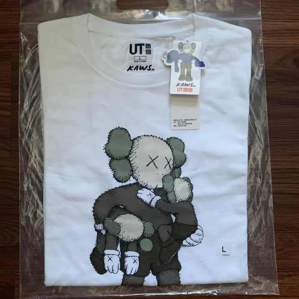 Kaos Uniqlo x Kaws Clean Slate White Original Rare