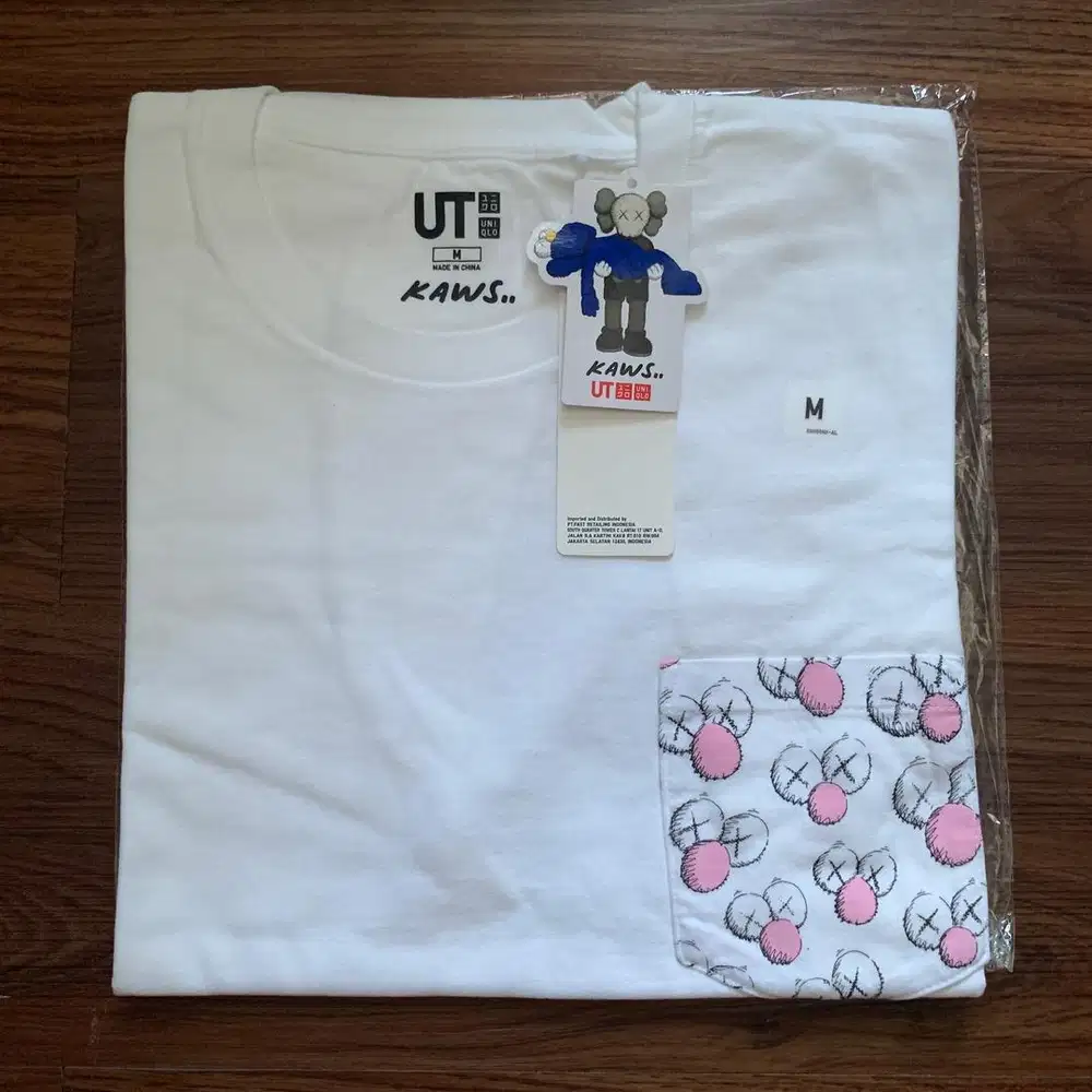 Kaos Uniqlo x Kaws BFF Pocket White Original Rare Item