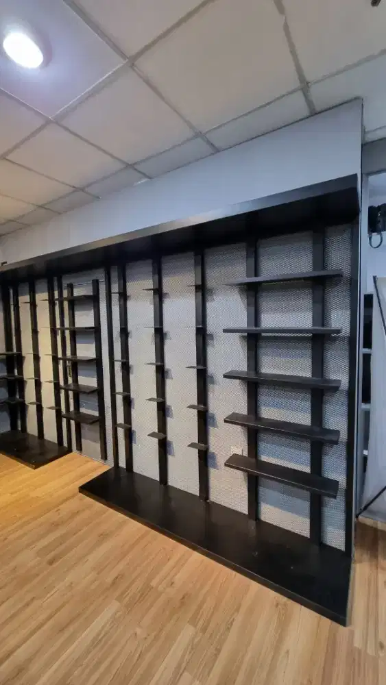 Rak sepatu besi bekas