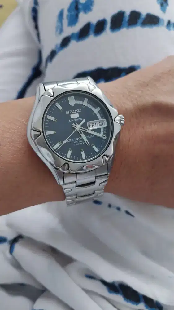 Jam tangan merk seiko.