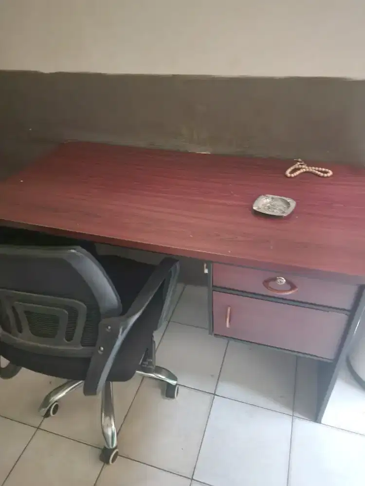 Meja dan kursi di jual