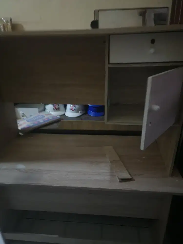 Meja dan kursi dijual