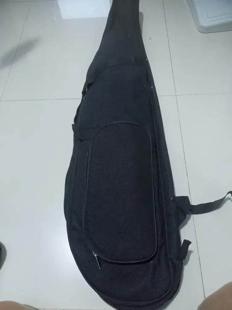 Tas gitar warna hitam
