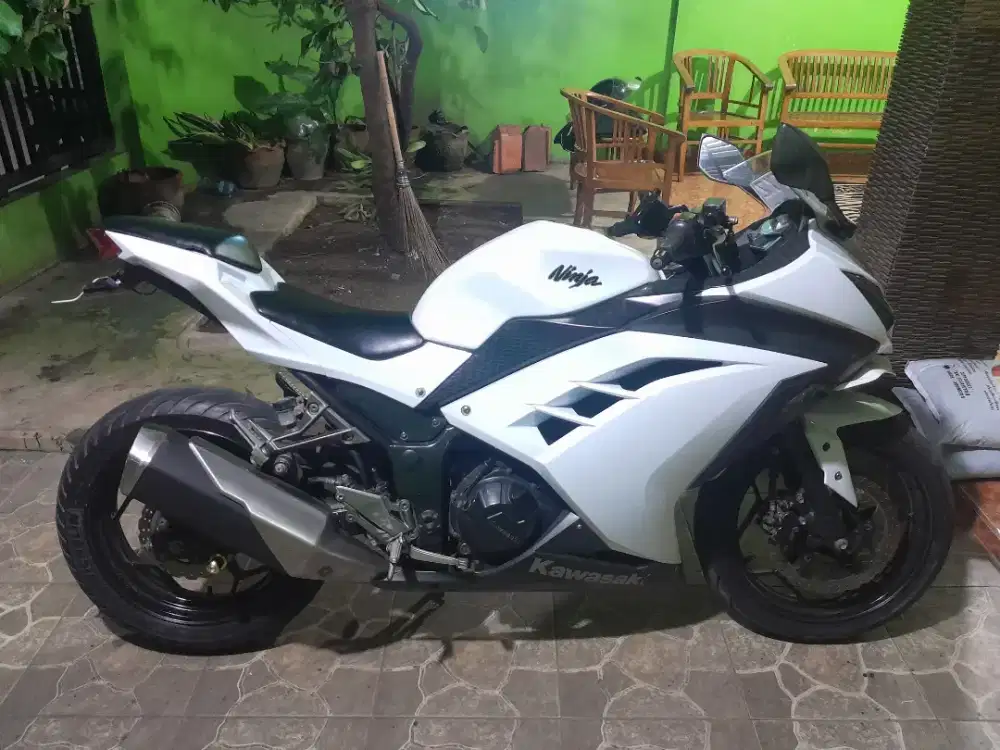 Kawasaki Ninja 250 Fi mulus low km siap pakai