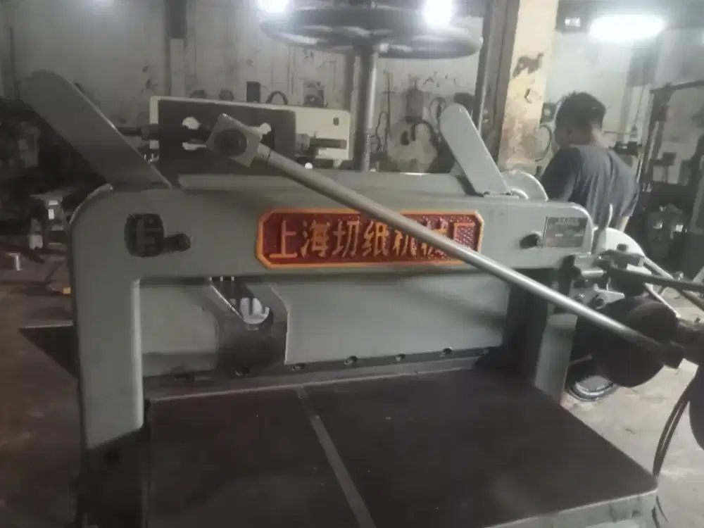 mesin potong kertas merk DQ 201 timbul