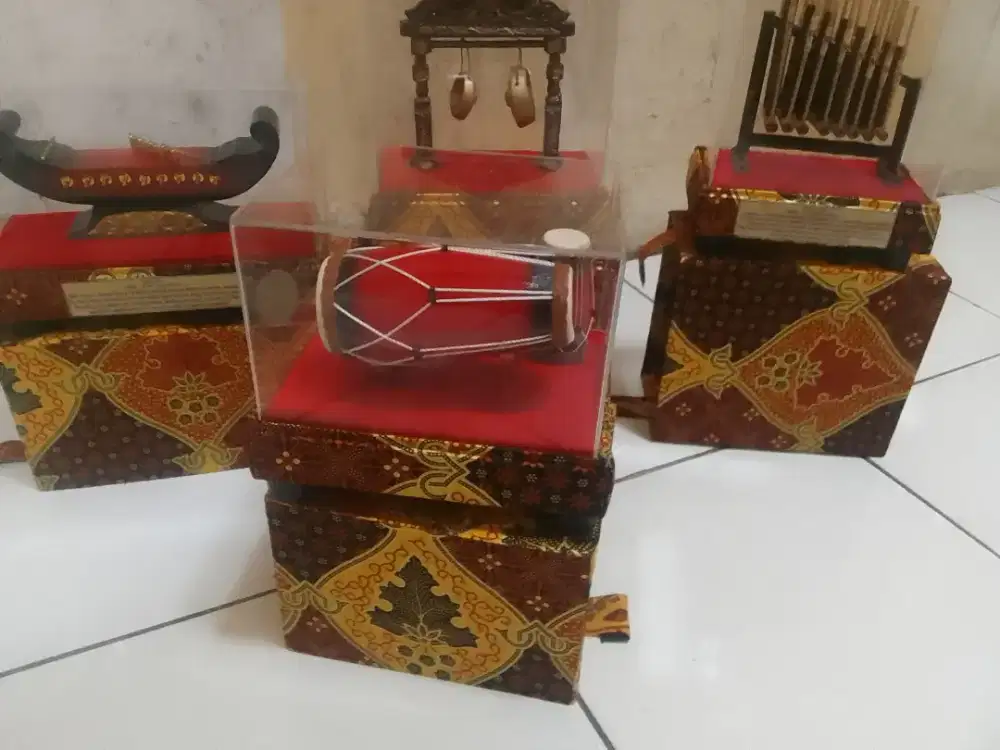 Miniatur cantik elegan bahan kaca akrilik