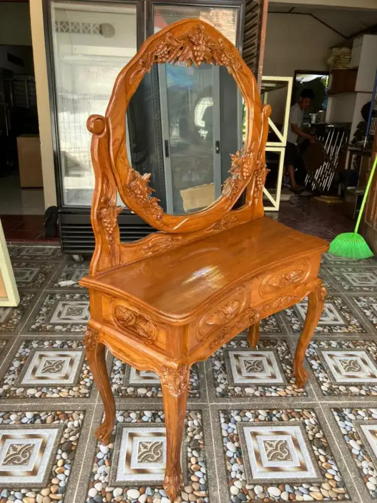 Dicari meja rias bekas