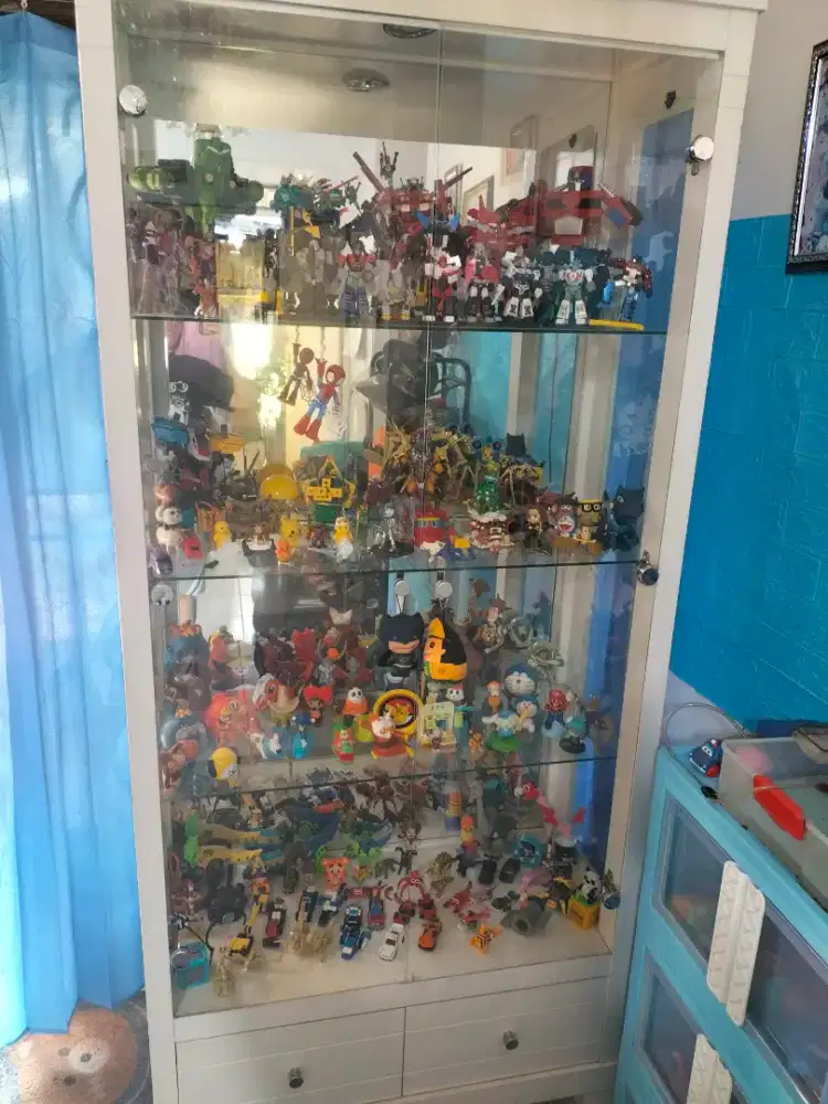 Jual lemari pajangan beserta isinya