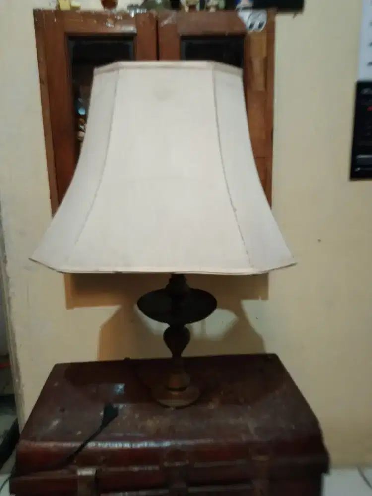 Lampu duduk kuningan