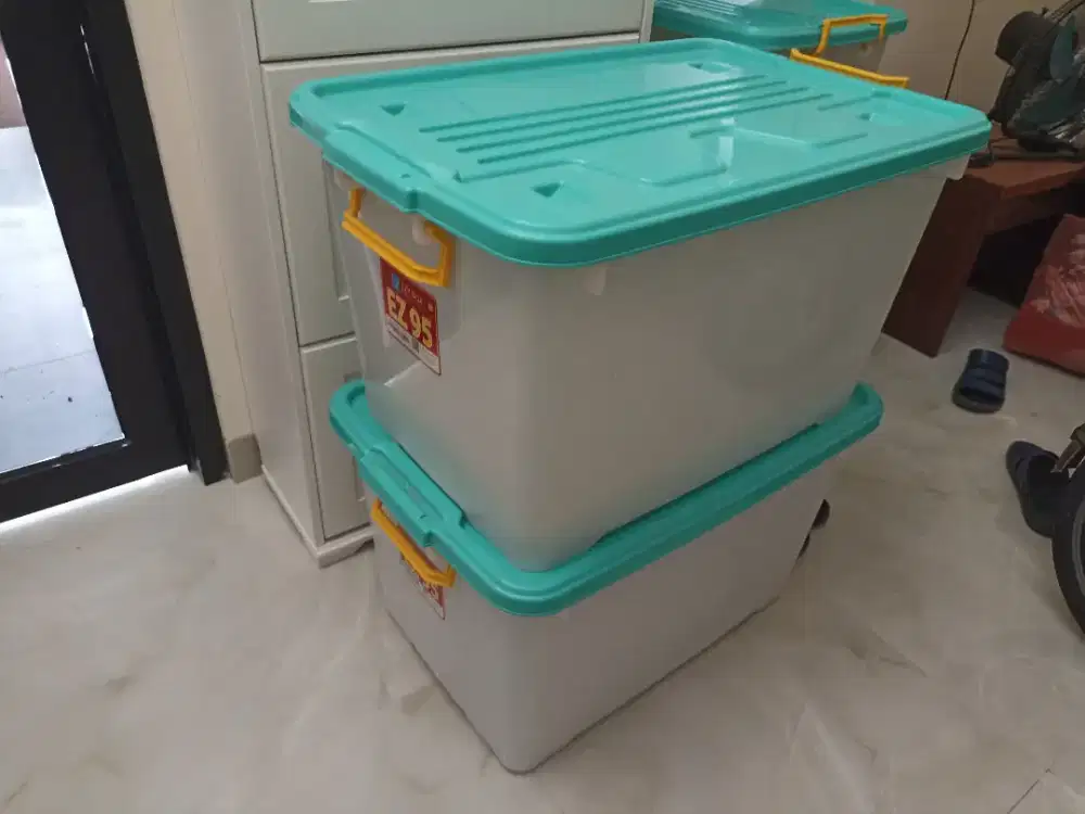 kontainer baju besar