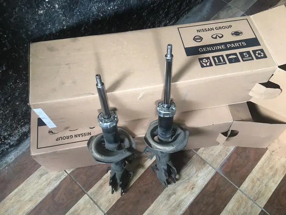 Shockbreaker depan Livina