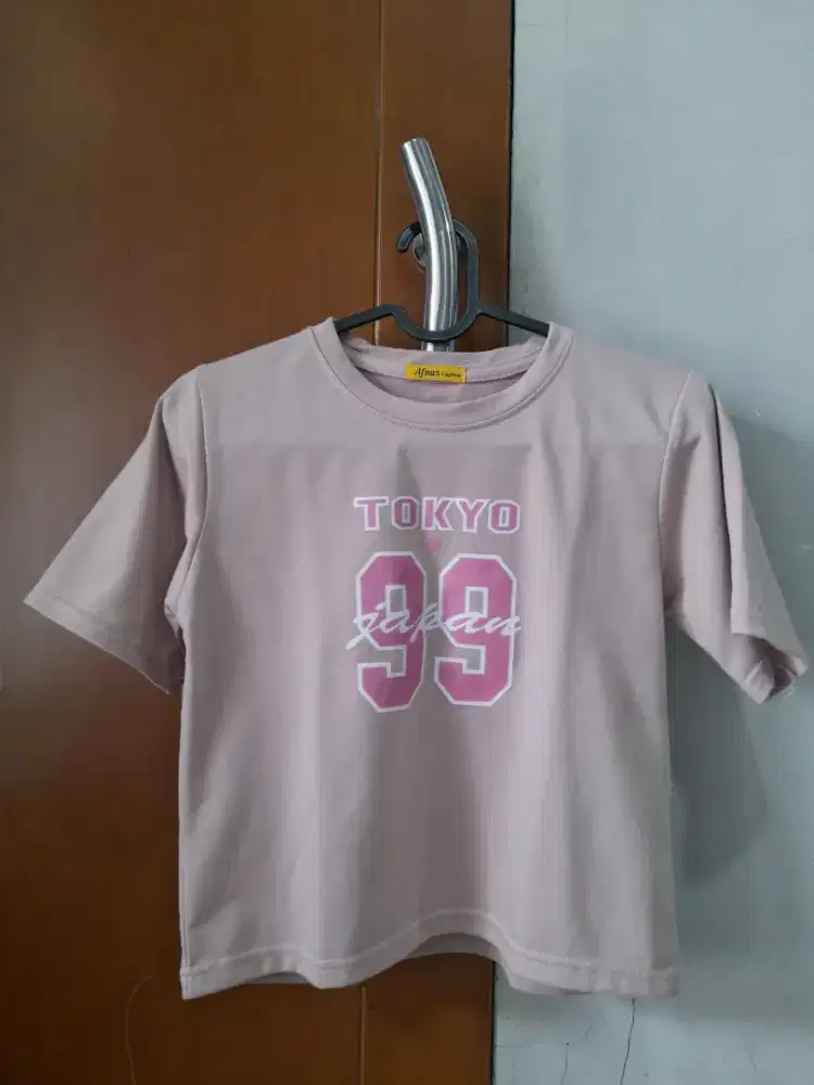 KAOS CEWEK CROP TOKYO 99 WARNA DUSTY PINK