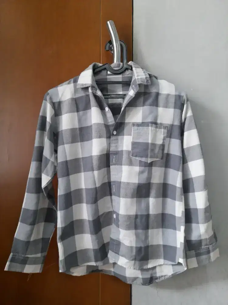 KEMEJA KOTAK KOTAK LENGAN PANJANG ABU-ABU