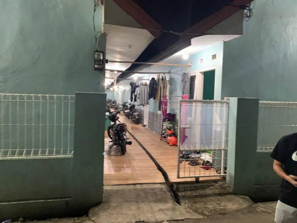 Kontrakan 18 pintu kamar mandi di dalam air jetpam , AC