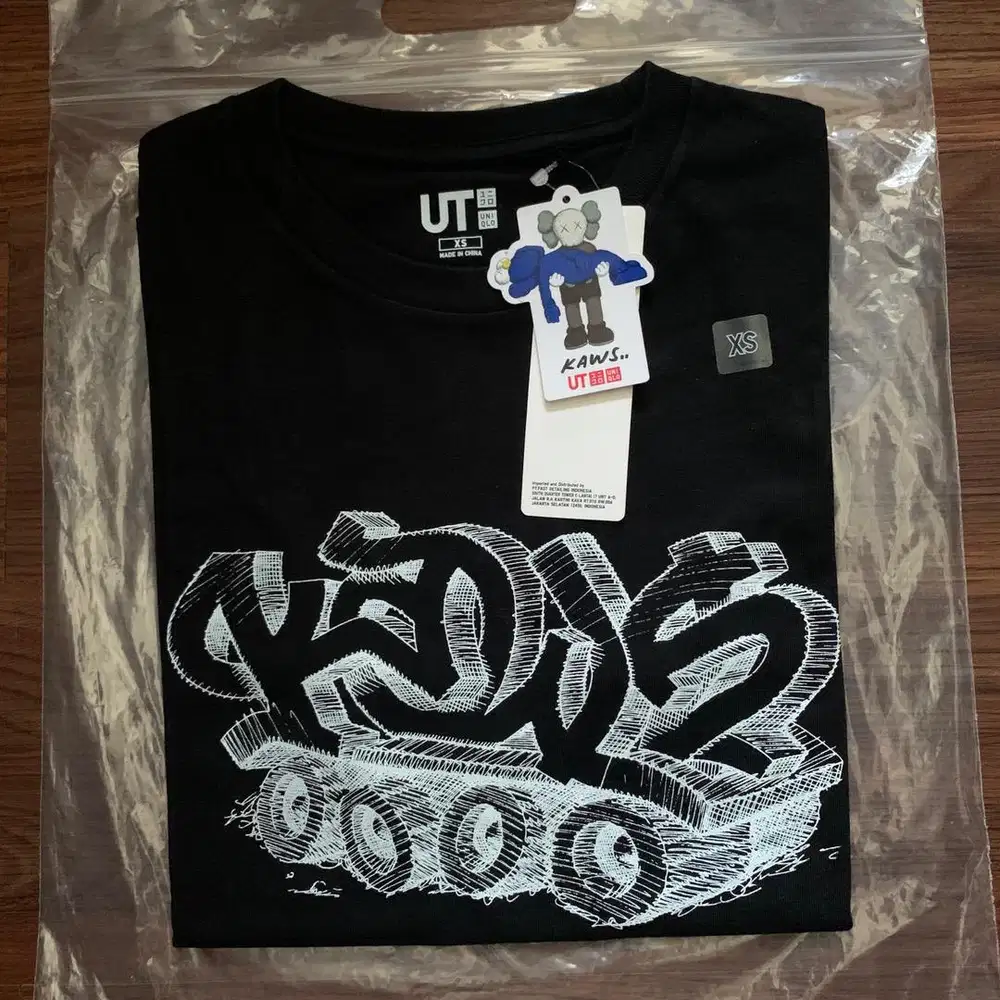 Kaos Uniqlo x Kaws Wordmark Black - Original | Rare Item