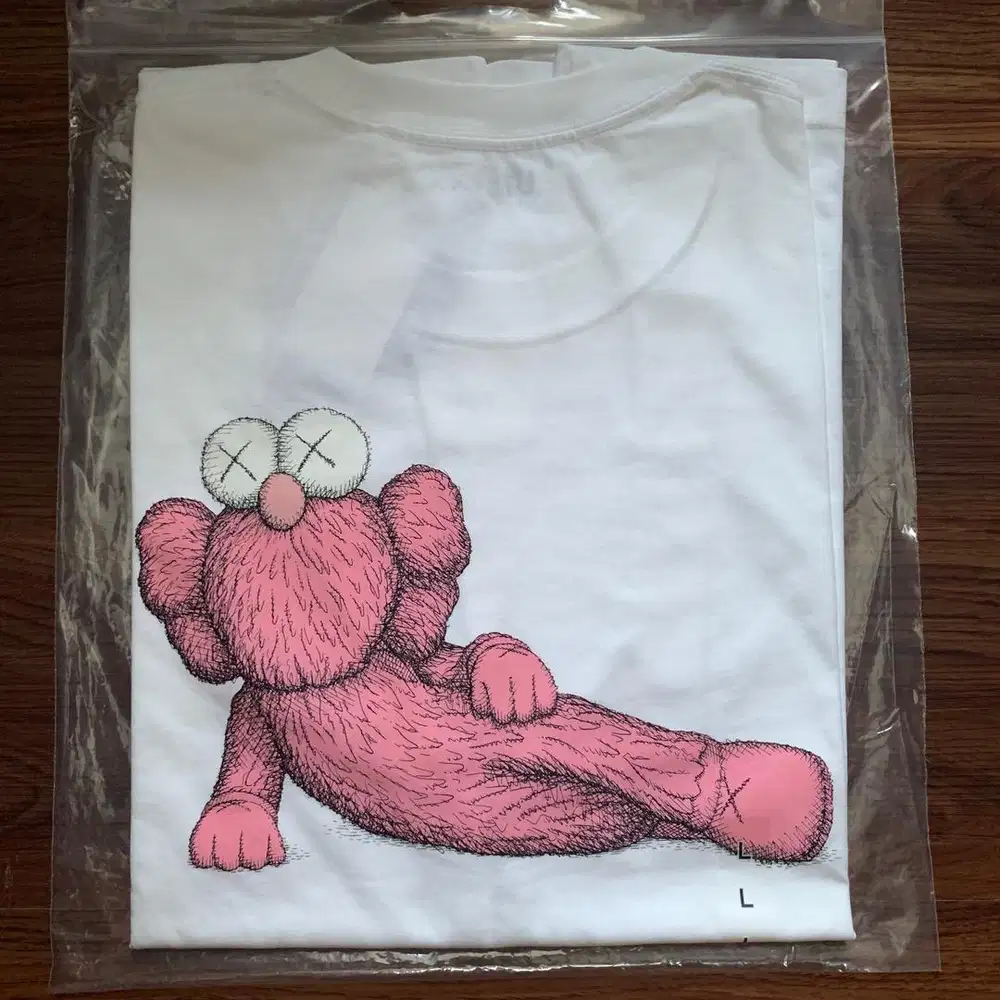 Kaos Uniqlo x Kaws Graphic White Pink - Rare Item | Original