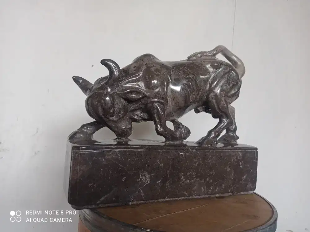 Patung banteng batu hitam onik