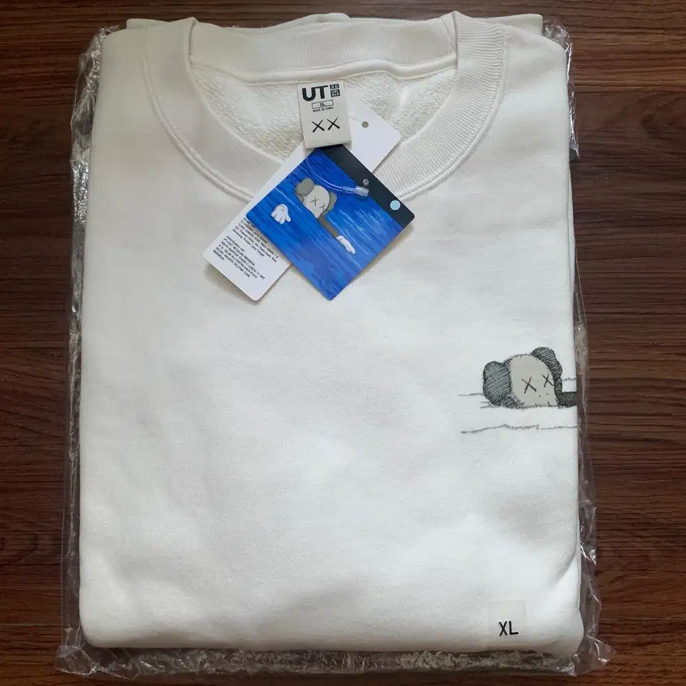 Sweater Uniqlo x Kaws Sweatshirt White - Rare | Original