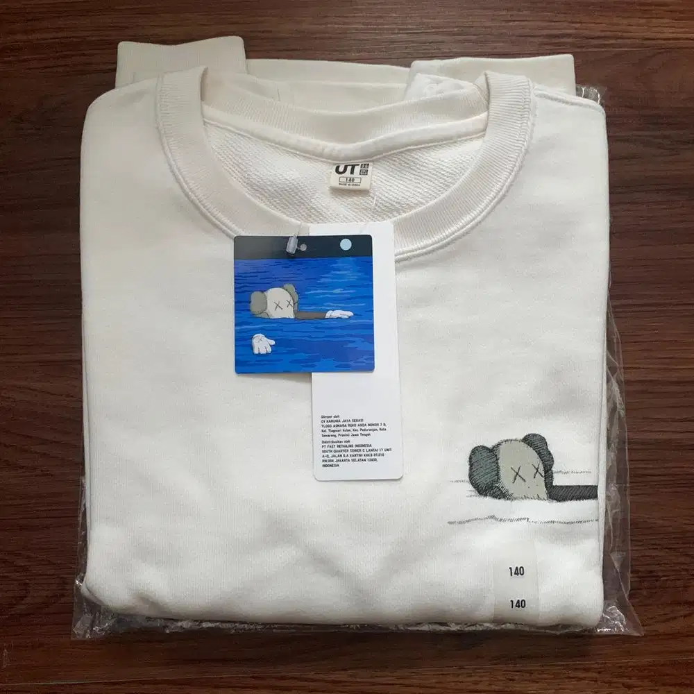 Sweater Uniqlo x Kaws Kids Crewneck White - Rare Original