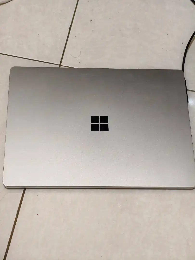 Macbook Microsoft surface go 1 touchscreen mulus like new