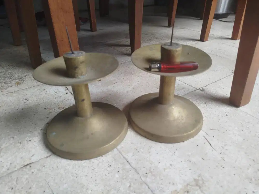 Dua tempat lilin antik jadul bahan kuningan