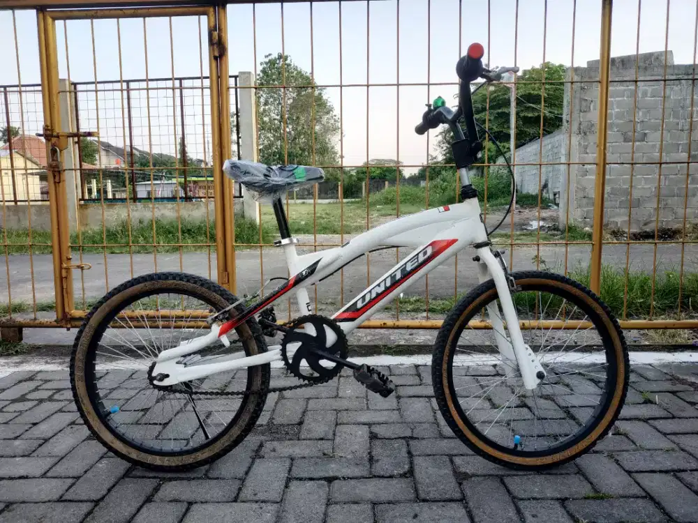 Sepeda BMX United ring 20 model jadoel unik antik langka sadel baru