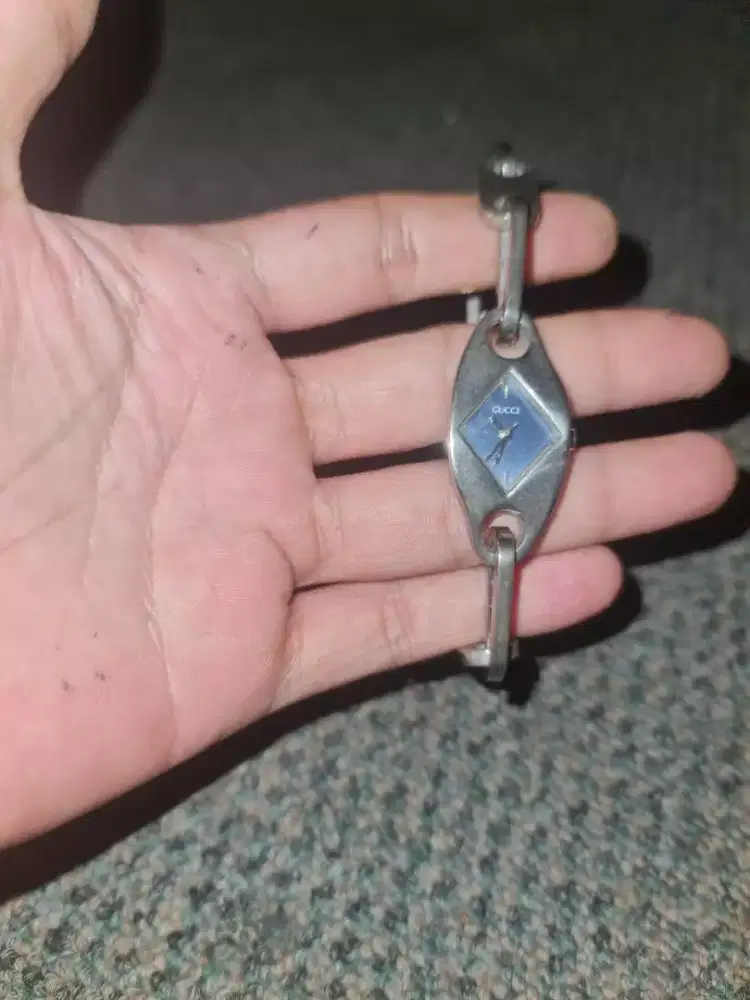Jam tangan gucci