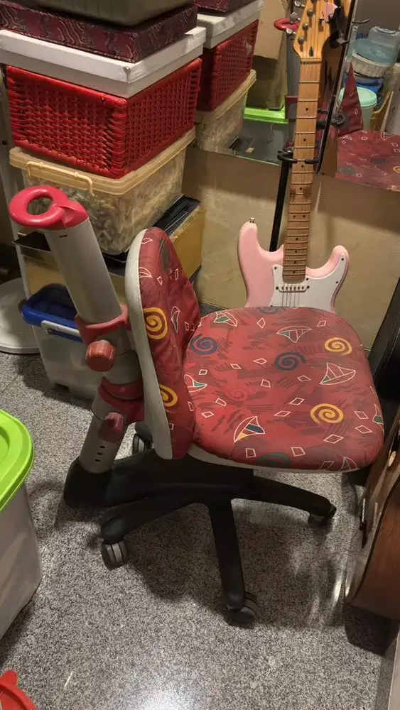 Kursi anak-anak unggulan dengan ketinggian dapat diatur.