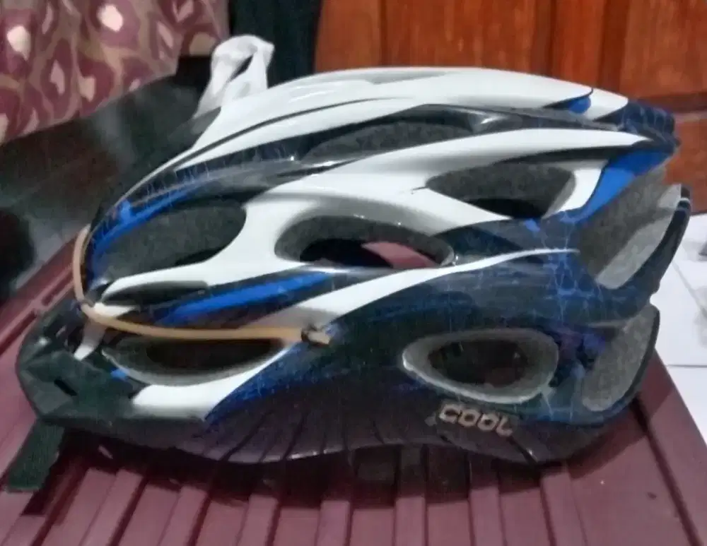 Helm olah raga sepeda