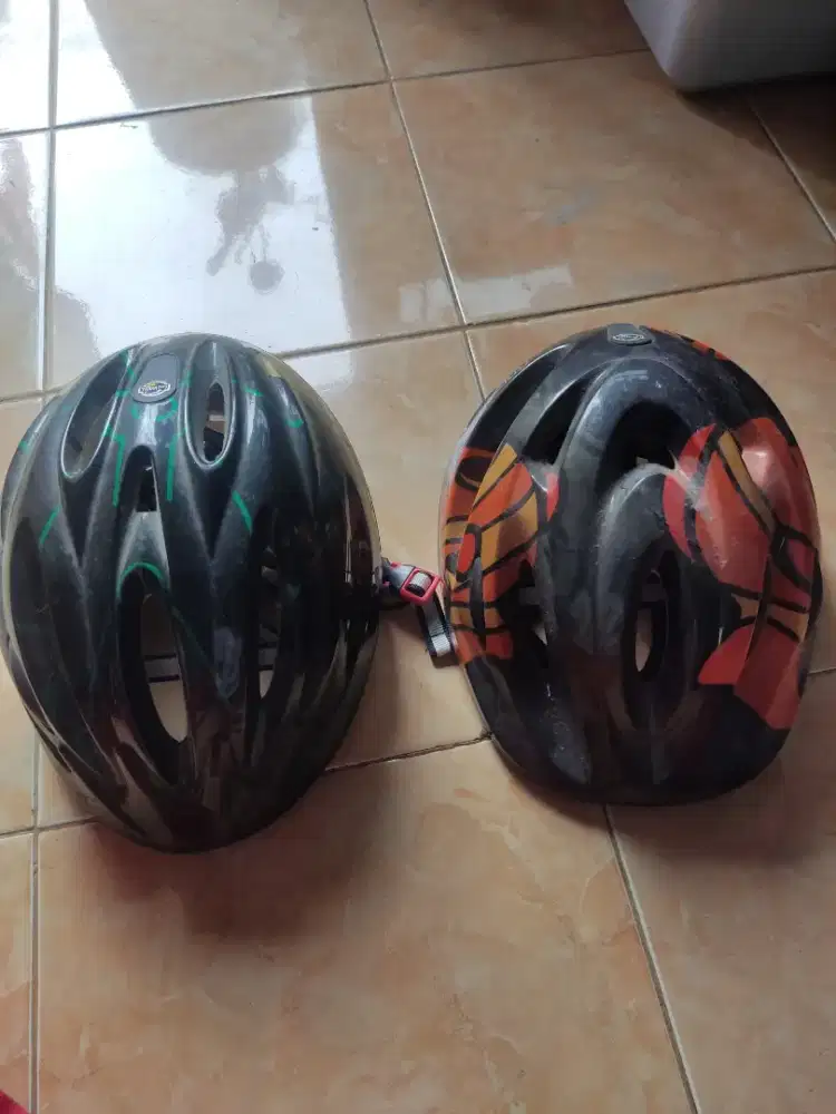 Helm sepeda 2 pasang masih bagus