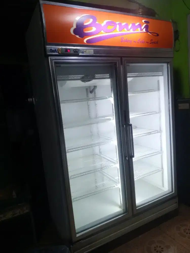 Ijin berniaga,jual showcase 2pintu merek GEA