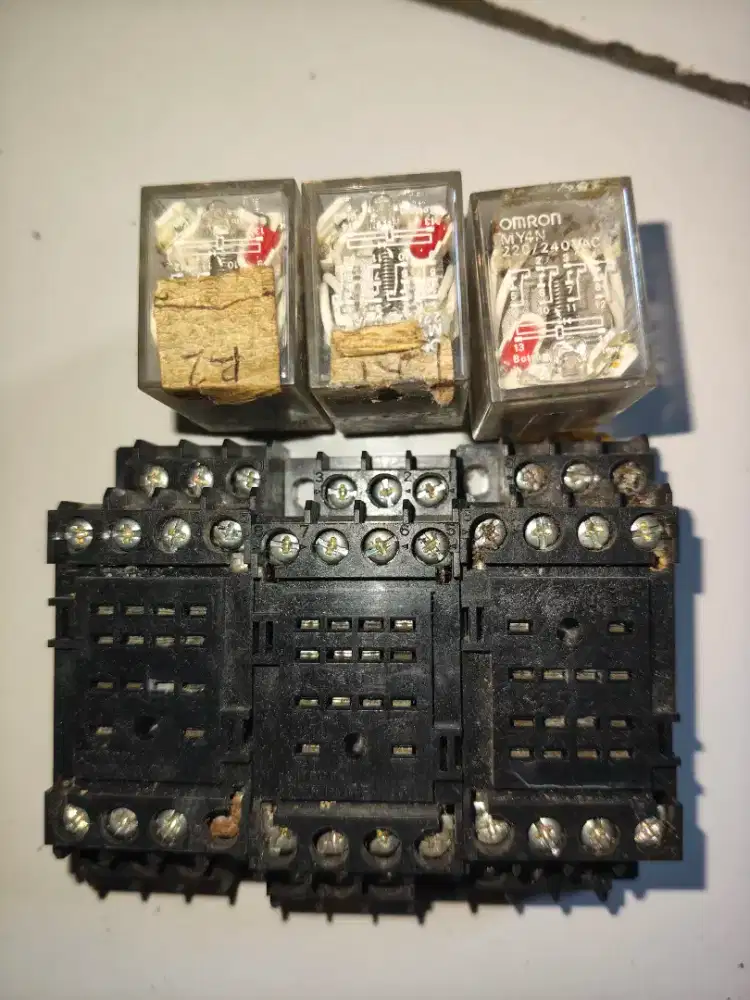 Relay plus socket omron MY4N