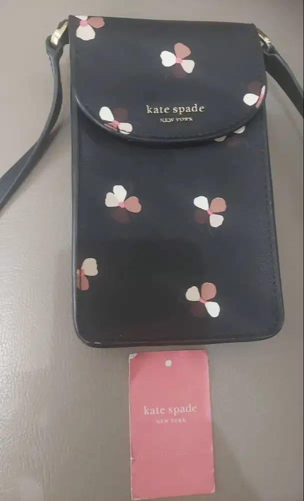Tas HP Wanita Kate Spade Hitam Ori (p x l = 18 cm x 11,5 cm)
