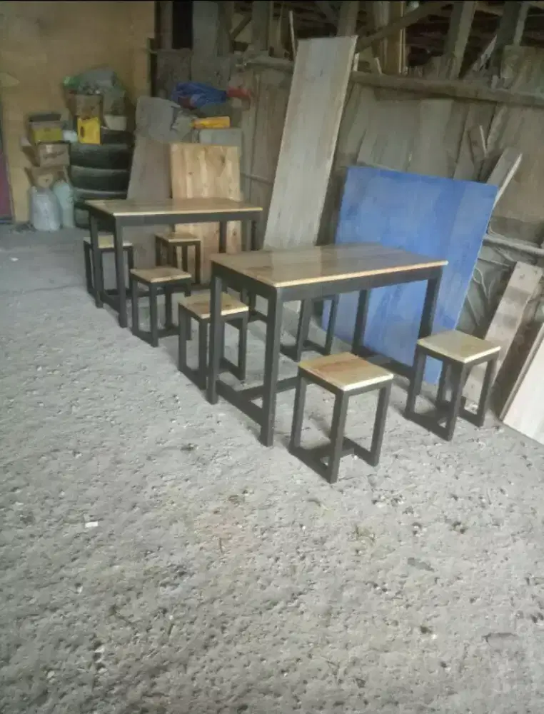 Meja makan dan kursi