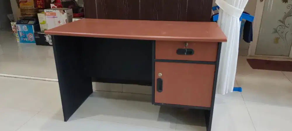 Meja kantor/belajar