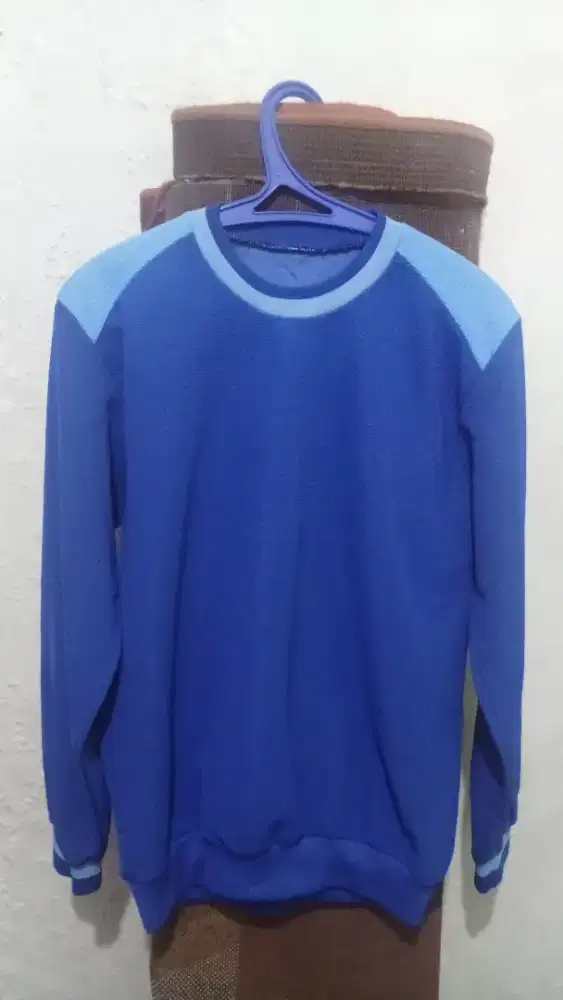 Sweater biru oke