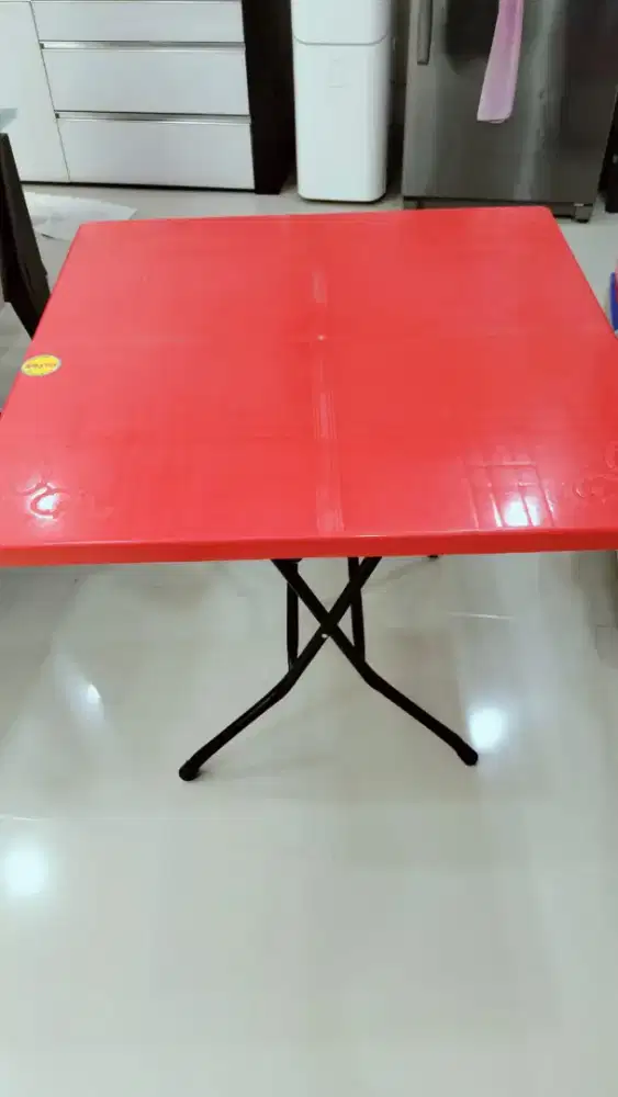 Meja plastik wrn merah